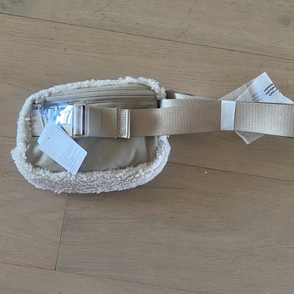 🤍 NWT 🤍 Lululemon Everywhere Fleece Belt Bag - Ivory - Picture 4 of 4